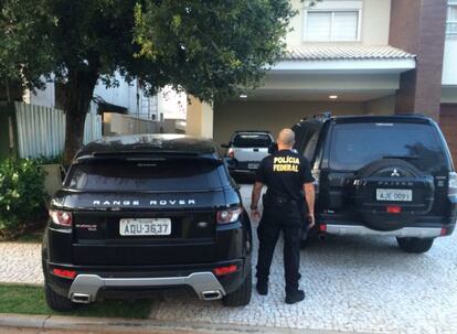 Policiais federais cumprem mandatos em Londrina.