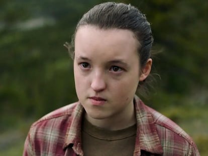 ELLIE EN 'THE LAST OF US'- No hay por qué explicar las reacciones negativas que generan personajes como Joffrey Baratheon, el malcriado monarca de 'Juego de Tronos', el J. R. Ewing de 'Dallas' o el Negan de 'The Walking Dead', antagonistas malvados que tras sus múltiples fechorías solían contar con un final trágico que satisfacía las ansias de venganza y justicia de los espectadores. Más curioso resulta cuando el rechazo lo generan protagonistas creados para que el espectador empatice con ellos y les acompañe en su viaje. No es un fenómeno inédito, pero las redes sociales lo han potenciado. Además de la animadversión que provoca la actriz Bella Ramsey, que desde su elección como protagonista de 'The Last of Us' tuvo que leer como 'manosfera' la acusaba de no ser suficientemente agraciada para interpretar el papel, son muchos los que cargan contra su personaje, no contra la actriz. El motivo son los cambios, en su opinión a peor, que ha sufrido el personaje de Ellie en su adaptación a la pequeña pantalla. “La verdad es que no creo que quisieran que pareciera inmadura y rebelde. Mi teoría es que los guionistas querían mostrarla fuerte e independiente, pero sin querer la hicieron simplemente pesada”, escribió un espectador desencantado.