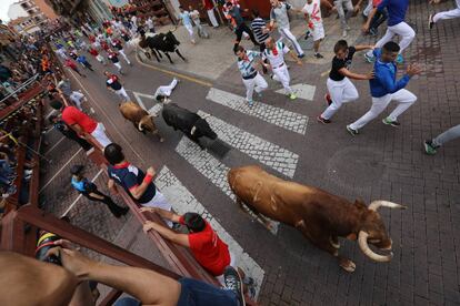 Los mozos delante de los toros de Talavante, en el segundo encierro de San Sebasti&aacute;n de los Reyes.