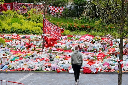 Homenaje improvisado por el jugador Diogo Jota en el exterior del estadio de Anfield en Liverpool, este viernes.