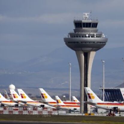 Aviones de Iberia junto a la terminal 4 en el aeropuerto de Barajas.