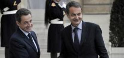 El presidente francés Nicolas Sarkozy (c dcha) saluda al jefe del Ejecutivo español, José Luis Rodríguez Zapatero, a su llegada al Palacio del Elíseo