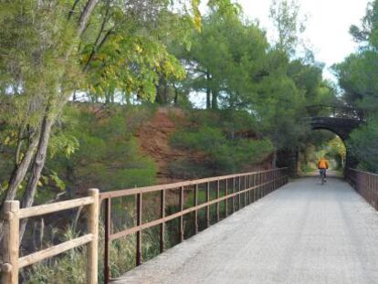 A pie o en bici por las Vías Verdes