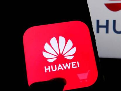 Logos de Huawei en las pantallas de dos dispositivos.