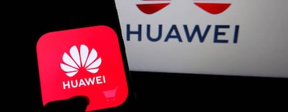 Logos de Huawei en las pantallas de dos dispositivos.