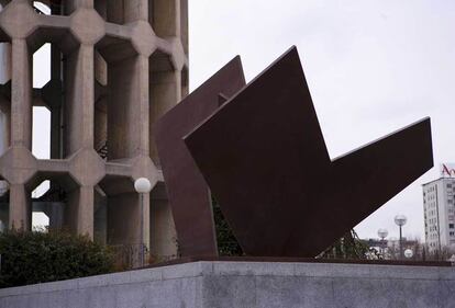 La exposición está integrada por 34 esculturas, 4 de ellas de gran formato, instaladas en los jardines del edificio del Canal. Todas son propiedad de Pilar Oteiza, sobrina del artista, que ha sido también la comisaria de la muestra.