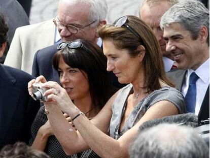 Cécilia Ciganer, con el anillo. Abajo, la sortija en el dedo anular de Carla Bruni.