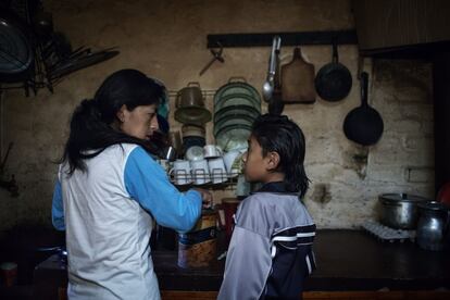 Desde la casa de Jacinta, en Las Tapias, se oye el rumor del agua del río Piendamó. En su jardín, en la misma orilla, pastan dos ovejas que le dan buena lana, necesaria para los bolsos y mochilas que elabora. Tras ordenar y recoger su casa de mujer sola con hijo y marido migrado (algo común en la zona), prepara el desayuno tradicional con agua de panela (extraída de la caña de azúcar, se vende en bloques tamaño ladrillo) y tortitas de trigo para su hijo, Payan Santiago. Cuando éste se marcha al colegio del resguardo, ella se calza su indumentaria misak y desciende hacia Silvia. Hoy, martes, es día grande. Día de mercado.