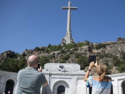 La basílica con los restos de Francisco Franco congrega a unas decenas de simpatizantes y curiosos