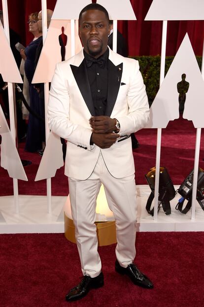 He aquí el peligro de elegir un esmoquin blanco. Parece que Kevin Hart no aprendió nada presentando el primer desfile de moda de la NBA.