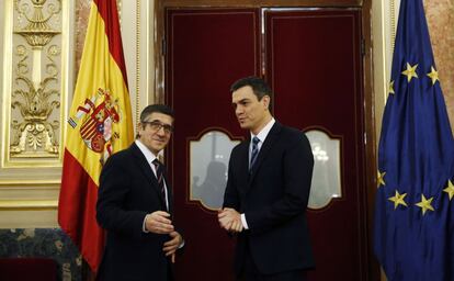 El l&iacute;der socialista, Pedro S&aacute;nchez, con el presidente del Congreso, Patxi L&oacute;pez, este lunes.