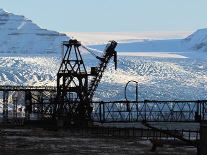 Una grúa en Pyramiden, Noruega.