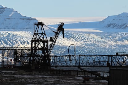 Una grúa en Pyramiden, Noruega.