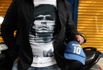 Un hombre con una camiseta con la cara de Maradona, en Buenos Aires.