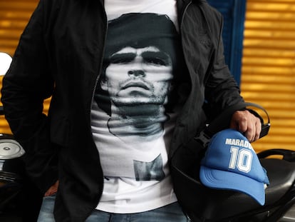 Un hombre con una camiseta con la cara de Maradona, en Buenos Aires.