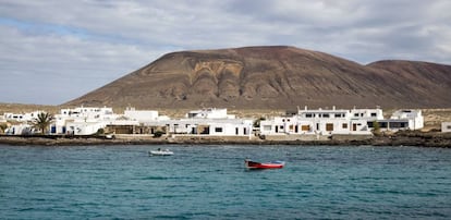 Caleta de Sebo, en La Graciosa. Al fondo, el volcán Las Agujas.