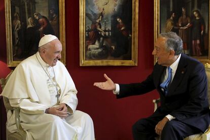 El papa Francisco y el presidente portugués, Marcelo Rebelo de Sousa, durante su reunión tras una ceremonia de bienvenida en la base aérea del Monte Real.