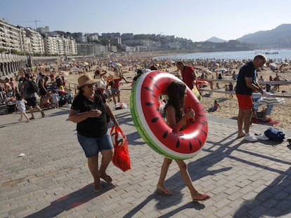 Miles de ba&ntilde;istas abarrotan este lunes la playa de La Concha, en San Sebasti&aacute;n.