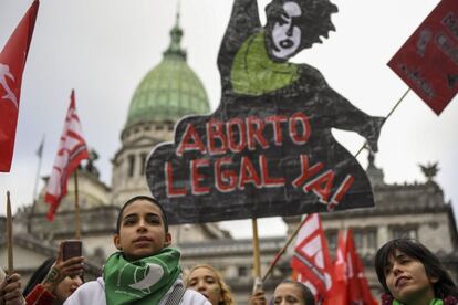 Manifestantes a favor do aborto legal em frente ao Congresso