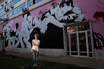 La artista Tamara Alves, frente a su mural.