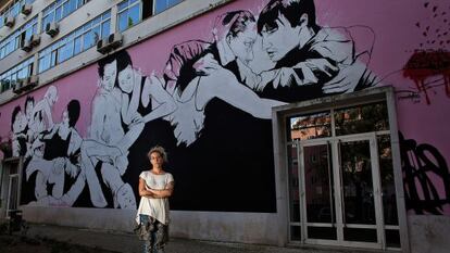 La artista Tamara Alves, frente a su mural.