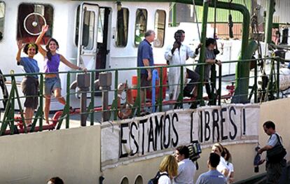 Tripulantes del <i>Rainbow Warrior</i> saludaban ayer al zarpar el barco del puerto de Valencia.