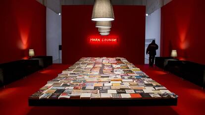 La obra 'Marx lounge', de Alfredo Jaar, en el CAAC en Sevilla.