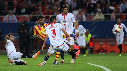 Jonas chuta a puerta ante la mirada de varios sevillistas.