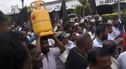 Un manifestante porta una bombona de gas en el transcurso de la protesta del pasado 30 de junio en Sri Lanka. 