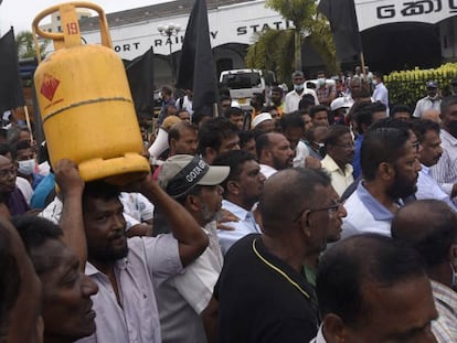 Un manifestante porta una bombona de gas en el transcurso de la protesta del pasado 30 de junio en Sri Lanka. 