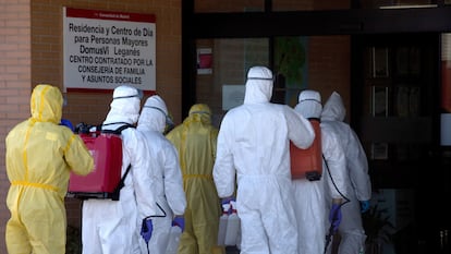 Integrantes de la Unidad Militar de Emergencias (UME) desinfectan el pasado 3 abril la residencia Domus Vi de Leganés.