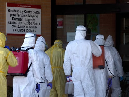 Efectivos de la UME este jueves en labores de desinfección en la residencia de ancianos DomusVi Leganés (Madrid).