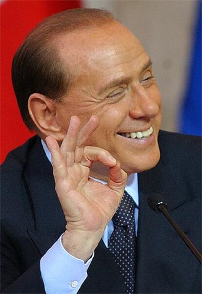 El primer ministro italiano, Silvio Berlusconi, sonríe en la rueda de prensa en la que ha hecho balance del año.