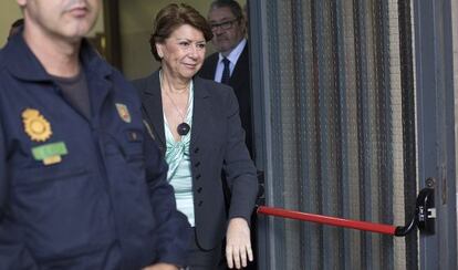 Magdalena Álvarez saliendo de los juzgados de Sevilla.