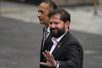 Gabriel Boric, presidente de Chile, saluda a los invitados en el Congreso mexicano.