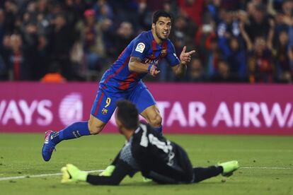 El delantero uruguayo del FC Barcelona, Luis Suárez, celebra su gol.
