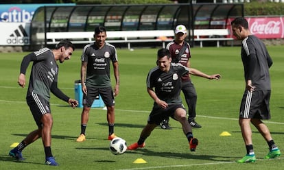 Jugadores del Tri durante un entrenamiento.