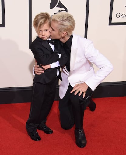 El cantante Justin Bieber llevó a la alfombra roja de los Grammy 2016 a su hermano pequeño Jaxon. El menor se robó las cámaras y Bieber mostró su lado más tierno.