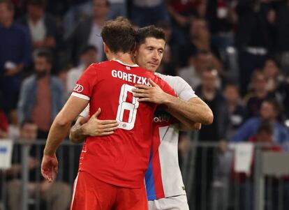 Robert Lewandowski se abraza con Leon Goretzka al final del partido entre el Barcelona y el Bayern este martes en Múnich.