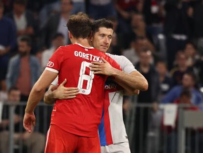 Robert Lewandowski se abraza con Leon Goretzka al final del partido entre el Barcelona y el Bayern este martes en Múnich.