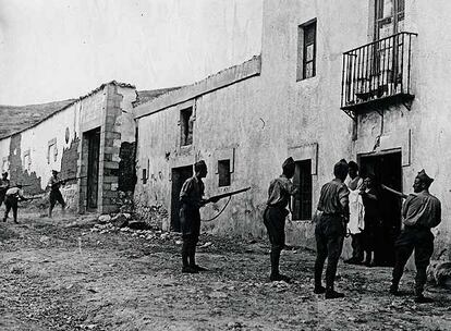 El general Mola aisló el norte republicano de la frontera francesa. En Irún, las tropas rebeldes entraron en Irún y mataron a ciudadanos casa por casa