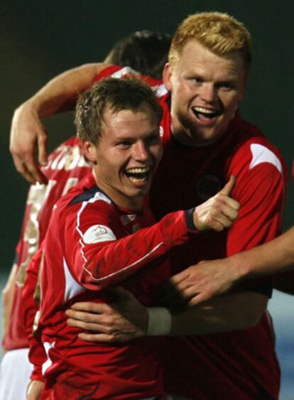 John Arne Riise, a la derecha de la imagen, celebra un tanto con un compa?ero de seleccin.