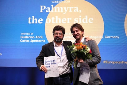 Carlos Spottorno y Guillermo Abril reciben el European Press Prize.