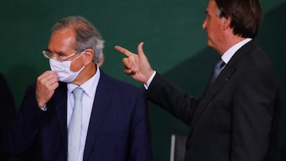 O ministro da Economia, Paulo Guedes, e o presidente Jair Bolsonaro participam de cerimônia no Palácio do Planalto, em Brasília, no dia 25 de outubro.