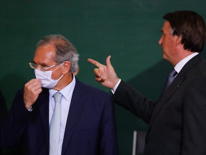 O ministro da Economia, Paulo Guedes, e o presidente Jair Bolsonaro participam de cerimônia no Palácio do Planalto, em Brasília, no dia 25 de outubro.
