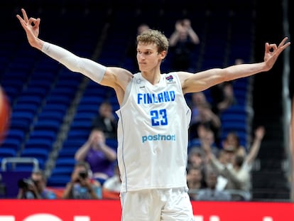 Lauri Markkanen celebra una canasta durante el partido entre Finlandia y Croacia en los octavos del Eurobasket el pasado domingo.