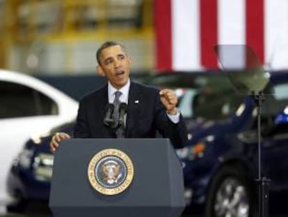 El presidente estadounidense, Barack Obama, da una discurso en el Laboratorio Nacional Argonne. Obama ha propuesto desinvertir 2.000 millones de dólares de las reservas de gas y petróleo federal en la próxima década para desarrollar investigaciones de vehículos propulsados por energías renovables.