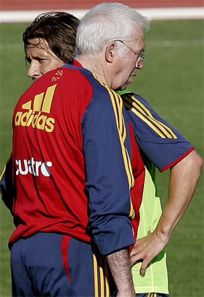 Luis Aragons da instrucciones junto a Salgado en el entrenamiento de ayer.