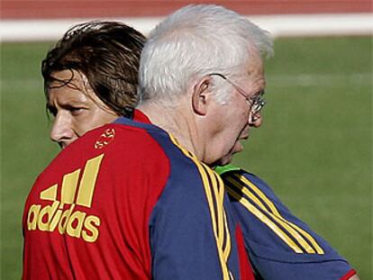 Luis Aragonés da instrucciones junto a Salgado en el entrenamiento de ayer.