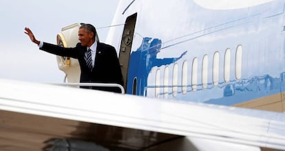 Obama saluda el lunes desde el avión presidencial en San Diego, California